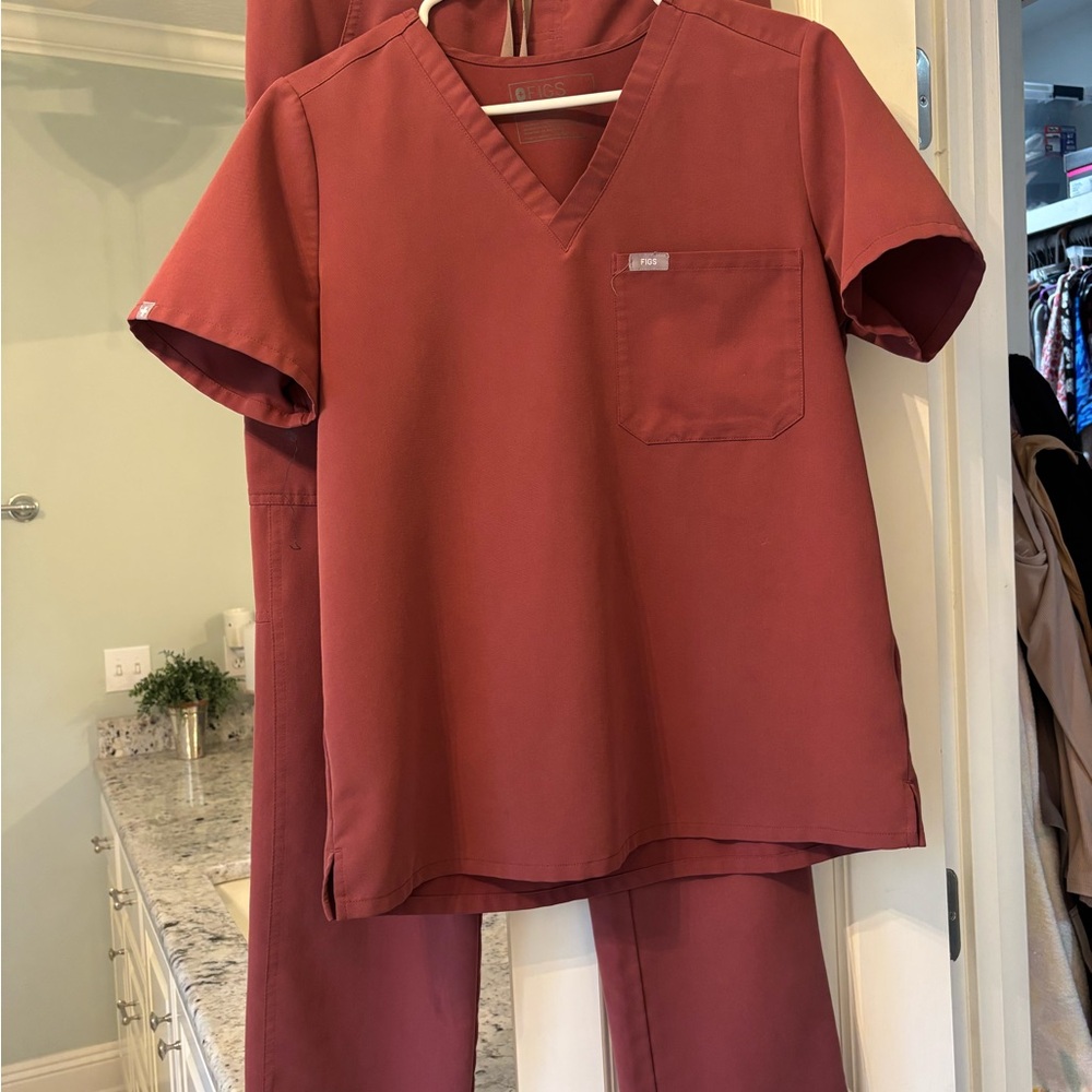 Figs Women's Scrub Set in Rust Red